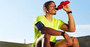 Sportif buvant la maltodextrine
