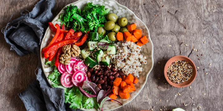 Menu avec une faible teneur en glucides avec des légumes verts et sans sucreries