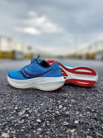 semelle extérieure durable, nouvelle géométrie, drop 10 mn, poids de la chaussure, route et chemin, saucony triumph 20 test