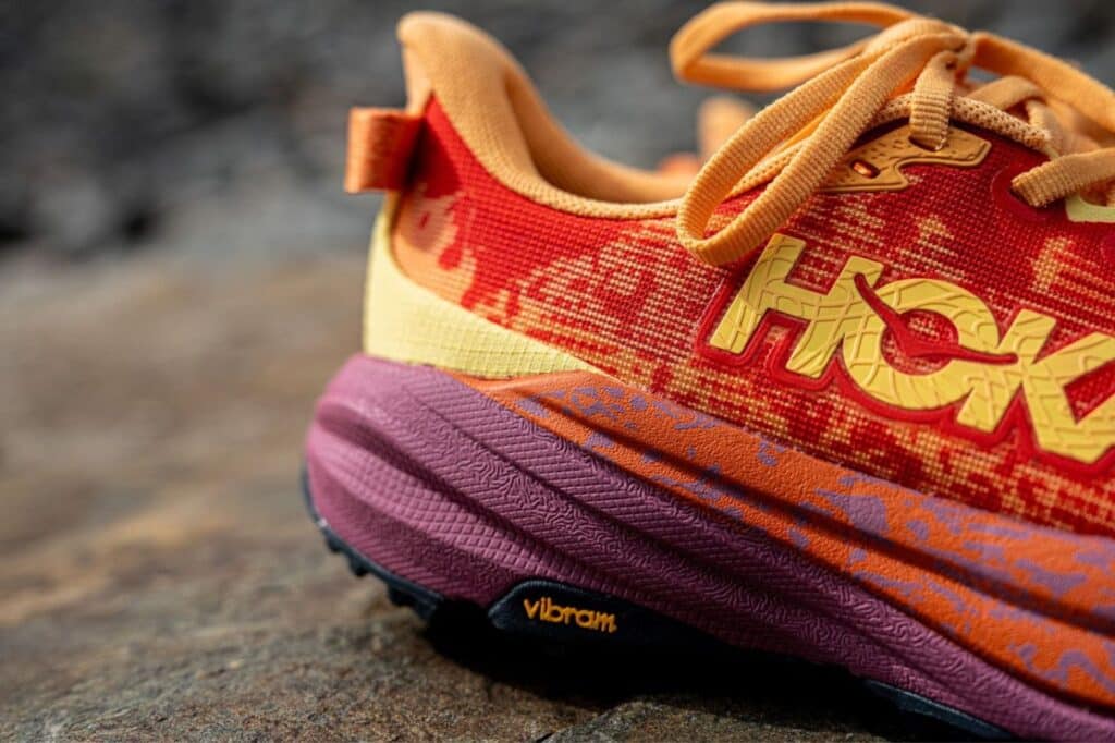 Chaussure de trail Hoka Speedgoat 6 avec semelle intermédiaire plus légère et plus réactive et une tige en textile tissé