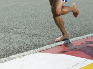 Voilà un adepte du courir pieds nus...