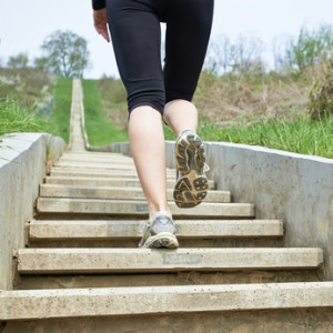 Faire des montées et des descentes d'escaliers est un bon moyen de se muscler les cuisses naturellement... © dejangasparin - Fotolia.com