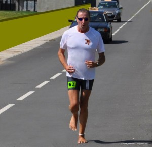 Courir sur la route sans chaussure ne lui fait pas peur