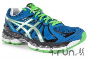 J'aime bien aussi cette version en bleu. Les lacets verts avec la semelle extérieure de la même couleur me séduisent. Egalement chez notre partenaire I-Run.